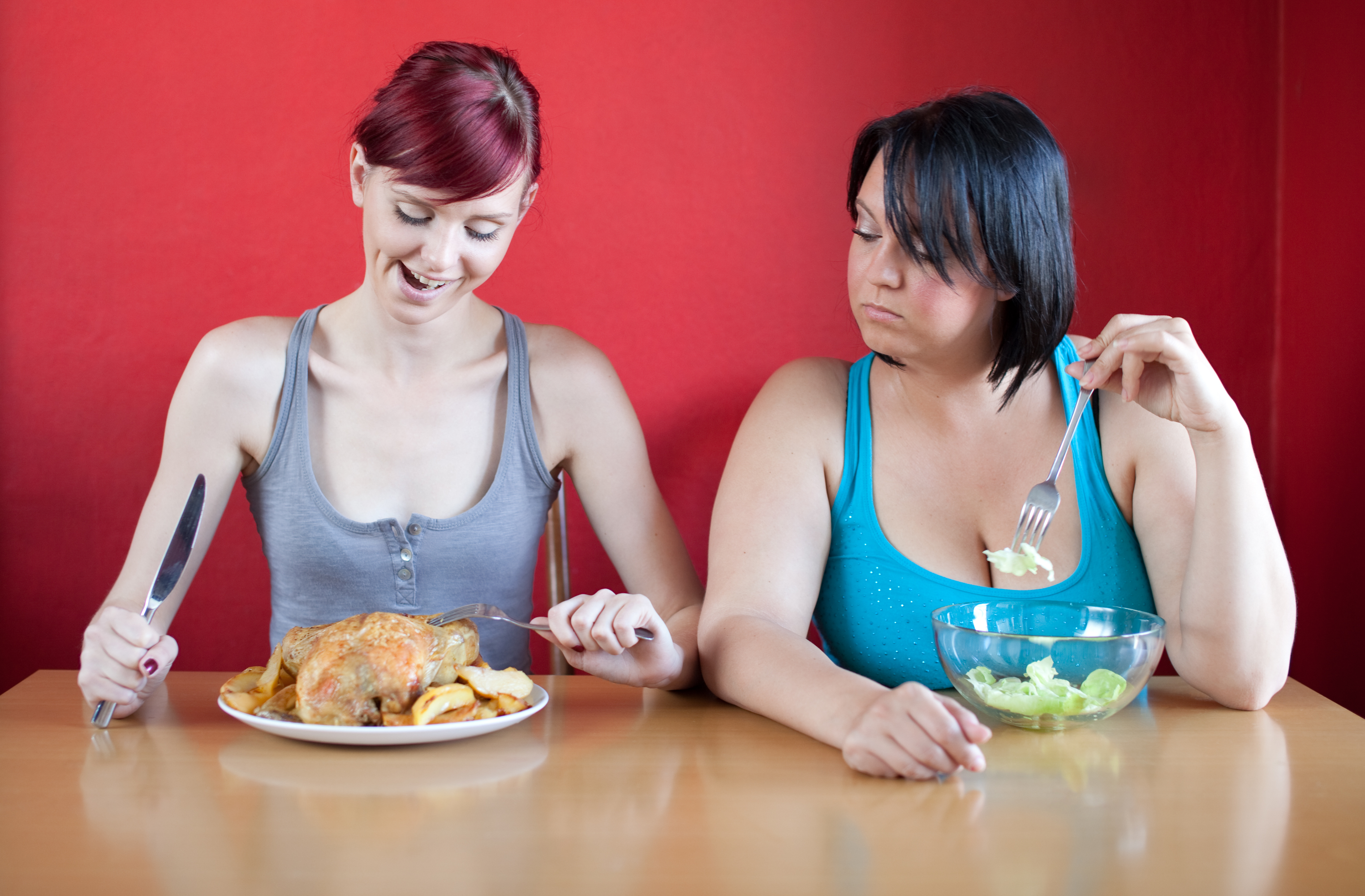 Женский голод. Полная девушка с едой. О женщина. Толстая и стройная. Женщина на диете.